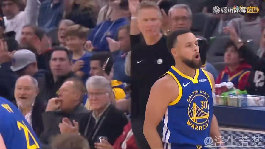 赛前库里于球员通道投中超远三分 赛前库里于球员通道投中超远三分